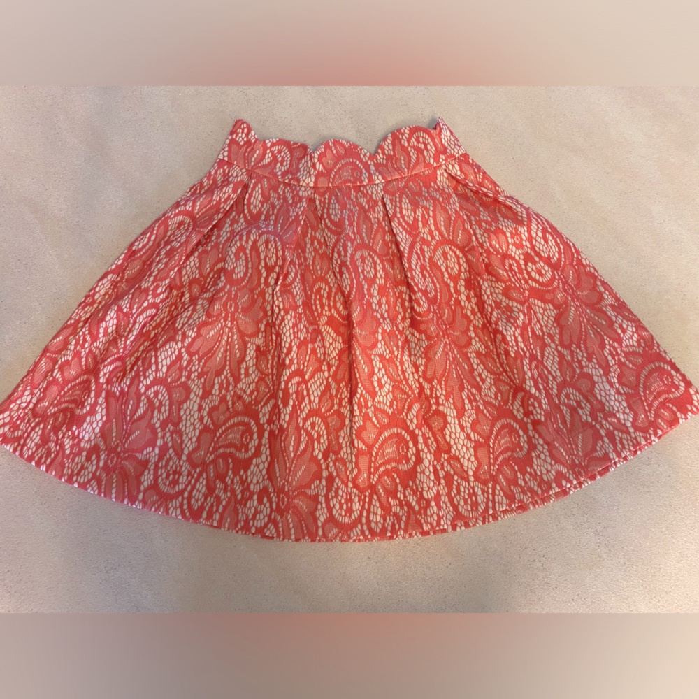 Pleated skirt. Scallop top edge.